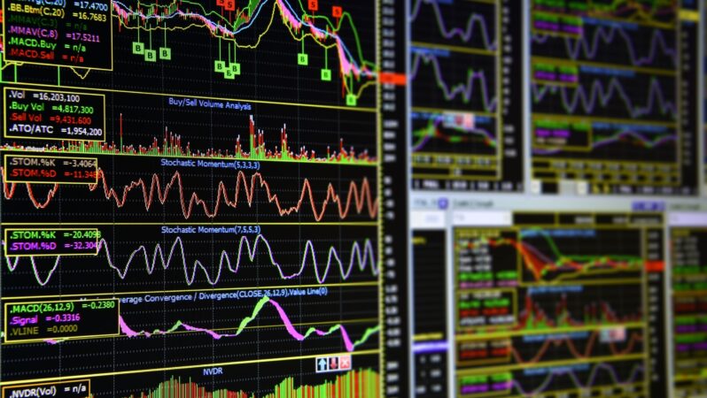 XRP, Bitcoin Fiyat Tahmini: BTC 100.000 Dolara Doğru Daha Derin Düşüş Riski Taşıyor, XRP Düzeltme Trendine Meydan Okuyor
