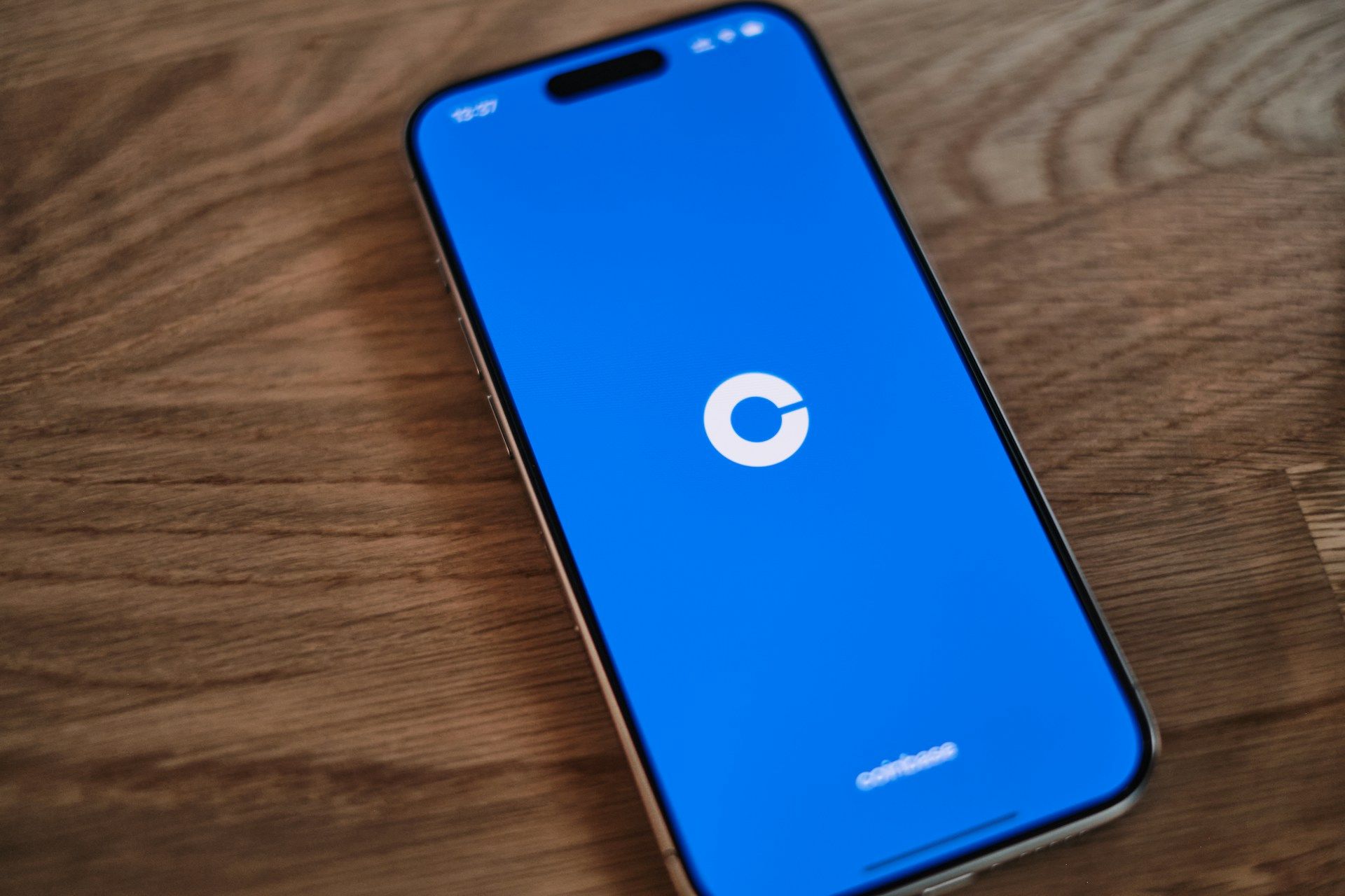 Base, Coinbase’in ‘SocialFi’ Hamlesiyle Zora Patlamasını Ateşlerken Token Oluşturmada Solana’nın Tahtını Ele Geçirdi